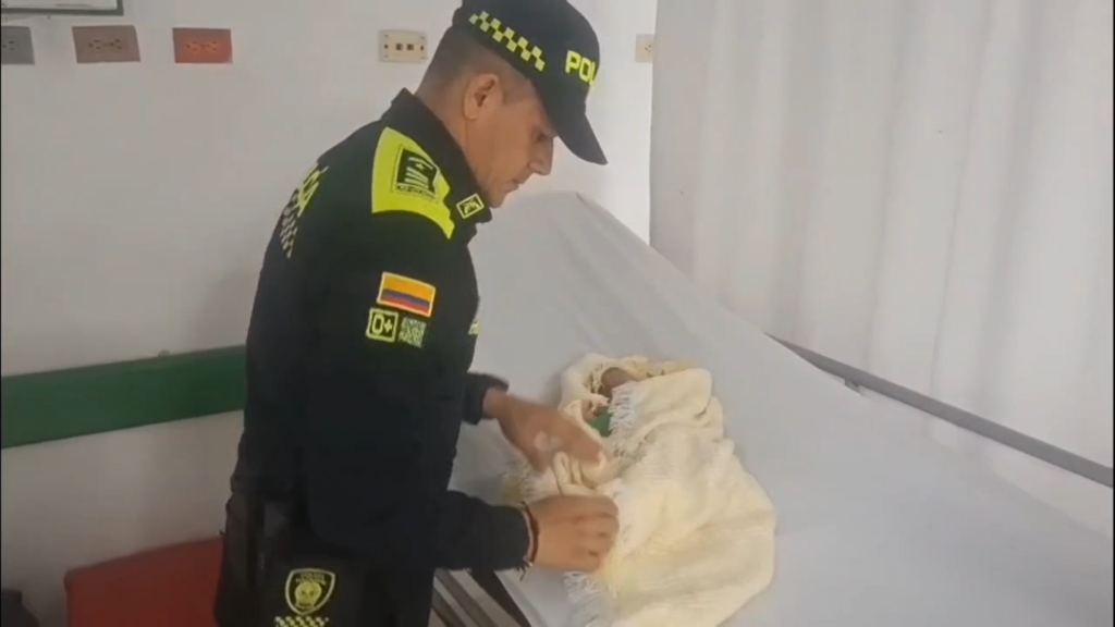 Una bebé de unas pocas horas de nacida fue rescatada por la Policía en Córdoba