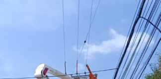 Cambio de aisladores y retiro de postes en el barrio Boyacá en Barranquilla