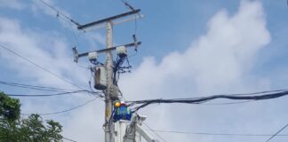 Trabajos eléctricos en un sector del barrio Abajo en Barranquilla