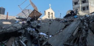 Dos personas murieron y seis más resultaron heridas en la única iglesia católica de Gaza, durante bombardeos israelíes