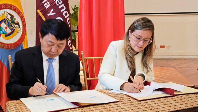 250815-Colombia-y-China-firman-nuevo-memorando-de-entendimiento-en-el-marco-1280