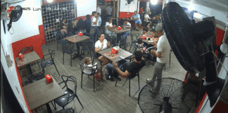 Un atraco a un restaurante quedó grabado en una cámara de seguridad
