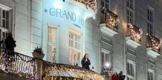 María Corina Machado reaparece en Oslo y saluda a sus seguidores desde un balcón