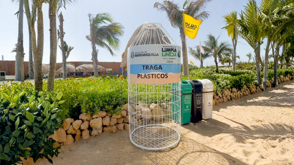 Se instalan 6 nuevas canecas tragaplásticos para cuidar las playas de Puerto Mocho