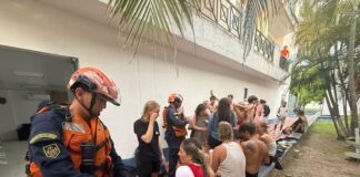 Armada rescató a 20 turistas extranjeros
