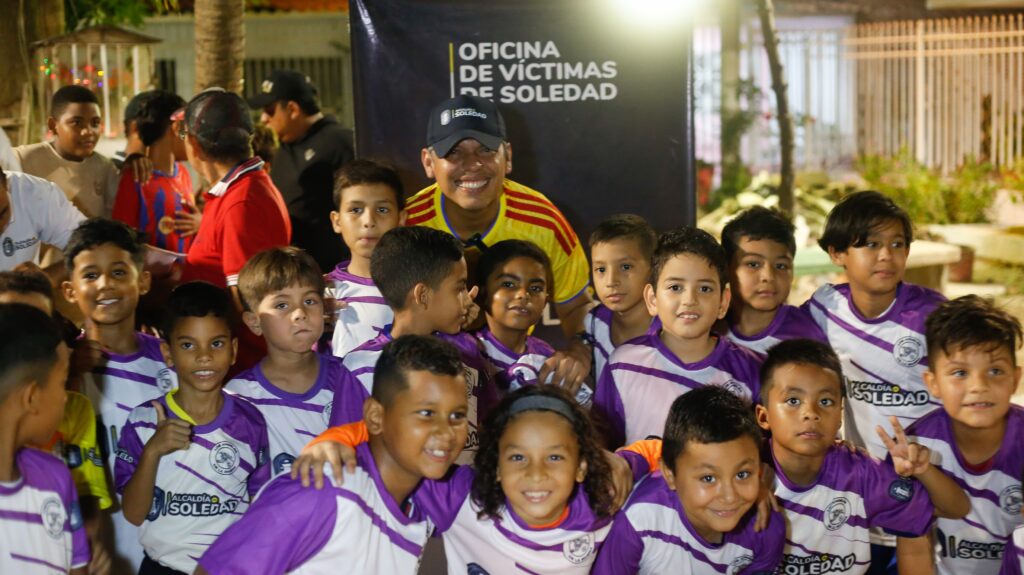 “Goles por la Paz Nocturno” entrega 80 uniformes en el barrio La Rivera de Soledad