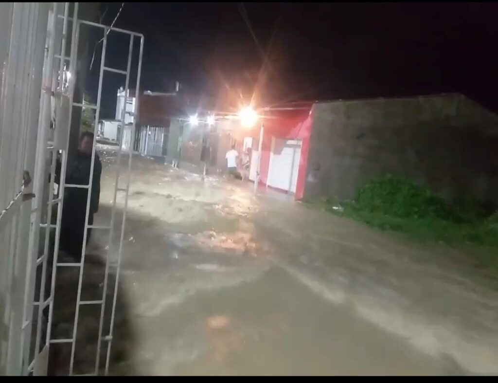 ¡Lluvias y disturbios en Soledad! Jóvenes se enfrentan a piedra mientras arroyos causan emergencias