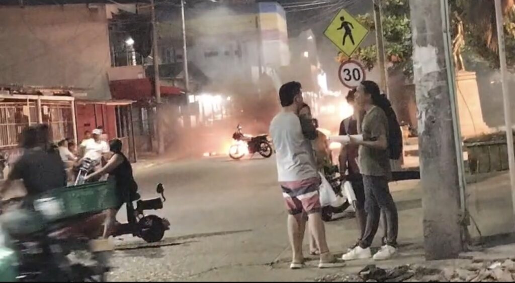 Protesta con bloqueo y quema de llantas afecta la movilidad en Malambo por falta de energía