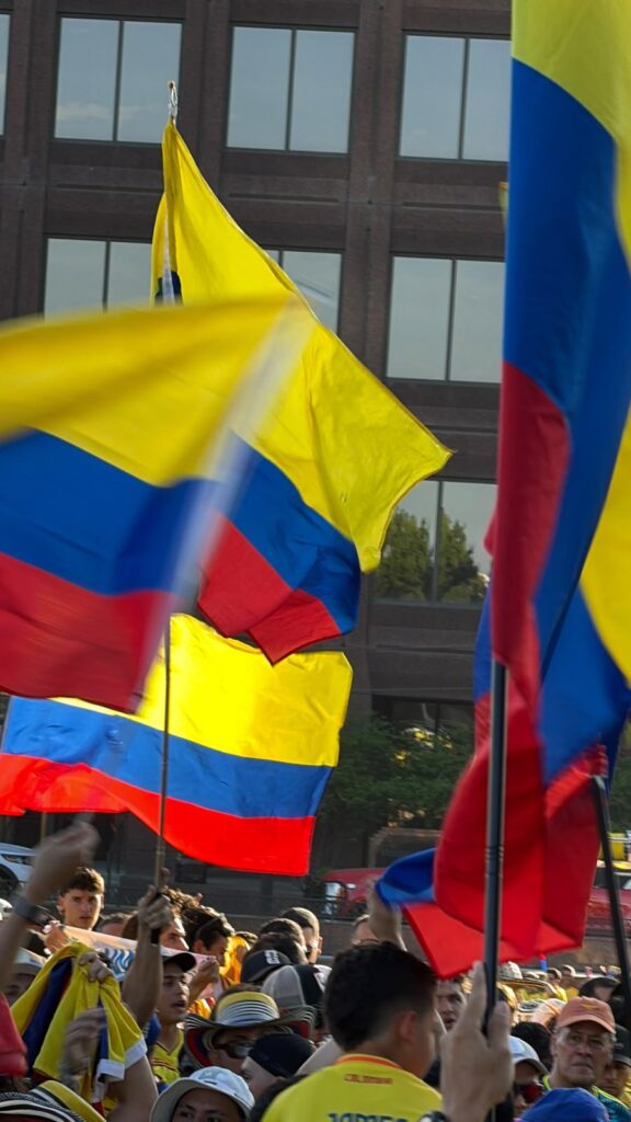 El alcalde de Kansas City se puso la camiseta de Colombia y se unió a la fiesta tricolor