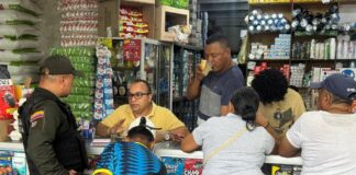 Intimidaciones de un grupo criminal contra comerciantes y vendedores ambulantes.