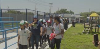 Más de 200 estudiantes de la Institución Educativa Juan Manuel Santos, en el sector de Nueva Esperanza en Soledad participaron de una nueva jornada de FESTIPAZ, una estrategia nacional desarrollada con actividades de orden social, lúdico y pedagógico; cuyo objetivo principal es congregar a niños, niñas y adolescentes para fomentar la cultura de paz y la sana convivencia. La actividad fue desarrollada por el Gobierno Nacional, con el apoyo de la Alcaldía de Soledad, a través de la Oficina de Víctimas y la Alta Consejería para la Paz, donde niños, niñas y adolescentes disfrutaron de presentaciones musicales a cargo del grupo musical de la institución, talleres de manualidades y espacios pedagógicos desarrollados en las aulas de clase, donde, por medio de dinámicas recreativas, se promovieron valores como el respeto y el buen trato. La alcaldesa Alcira Sandoval destacó la importancia de seguir generando espacios que contribuyan al bienestar y desarrollo integral, “Hay que conseguir que ustedes sean felices, que sean niños, niñas y adolescentes que se eduquen, pero que también puedan disfrutar de un ambiente sano. Gracias al Gobierno Nacional y a la Unidad para las Víctimas por hacer posible estos espacios. Vamos a seguir llevándolos a diferentes barrios de nuestro municipio”, expresó la mandataria. Por su parte, David Luqueta, asesor del equipo de la Alta Consejería para el proceso de Paz Urbana en el Atlántico, explicó que esta estrategia hace parte de una hoja de ruta integrada por cinco líneas de acción orientadas a la construcción de paz desde los territorios, que busca fortalecer los procesos de participación ciudadana y social mediante actividades lúdicas, culturales, artísticas y musicales. Asimismo, agradeció el respaldo de la alcaldesa Alcira Sandoval, quien ha dispuesto no solo los espacios, sino también toda la capacidad institucional para el desarrollo de estas acciones. La comunidad también destacó el impacto positivo de la iniciativa. Juliana Varela, madre de uno de los niños participantes, expresó su agradecimiento por la realización de este tipo de encuentros. “Estamos muy contentos y agradecidos con nuestra alcaldesa y con la Oficina de Víctimas. Nuestros niños están felices porque nunca habíamos tenido este tipo de eventos. Esperamos que la Alcaldía continúe llevando estas actividades a nuestras comunidades”, manifestó. Las jornadas de FESTIPAZ continuarán desarrollándose durante el mes de julio en diferentes sectores de Soledad, con el propósito de seguir promoviendo escenarios de paz, fortaleciendo la convivencia ciudadana y consolidando comunidades más unidas, participativas y comprometidas con el presente y el futuro del municipio.
