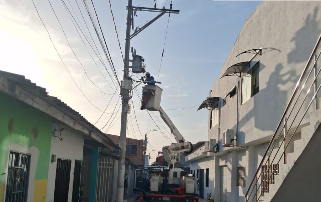 Trabajos eléctricos en el barrio Manantial en Soledad
