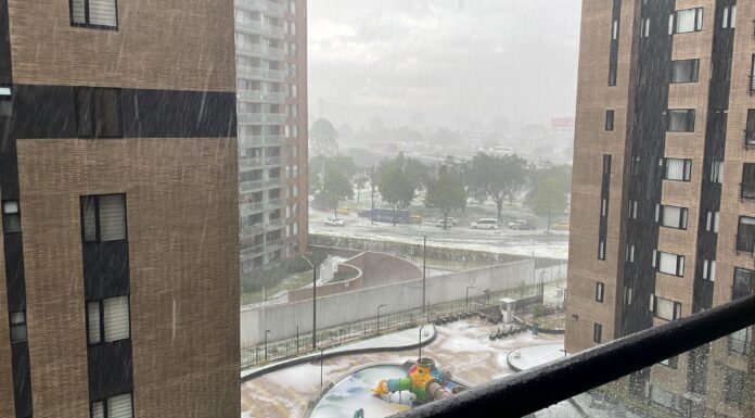 Fuerte granizada sorprendió a Bogotá y dejó calles cubiertas de hielo