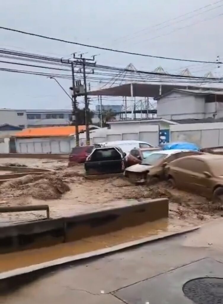 Fuertes lluvias azotan Santiago de Chile: deslizamientos, viviendas inundadas y al menos seis heridos